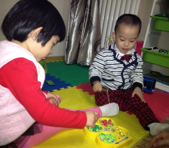 親子教育人士認為：很多家長(cháng)會(huì )給孩子做親子閱讀，在親子閱讀的過(guò)程中，難免都會(huì )遭遇寶寶撕書(shū)的情況。面對這樣的情況，父母該將孩子撕爛的書(shū)，用膠水把書(shū)補好，最好讓孩子跟父母一起把書(shū)補好。
