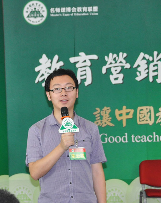 家庭教育專(zhuān)員 特別提醒我們，對孩子千萬(wàn)不能要求太嚴格，如果從小就把孩子規范得像個(gè)小大人一樣，則孩子就會(huì )承受不該承受之重，埋下過(guò)分追求完美的心理隱患，一旦出現了心理問(wèn)題，再干預起來(lái)就事倍功半了。所以，孩子，一定要讓他們像個(gè)孩子，犯點(diǎn)兒小錯沒(méi)什么，千萬(wàn)不能苛求他們，如此他們才能正常地發(fā)展。