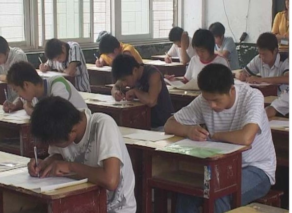 筆者認為，現在高考成本加大，高考帶來(lái)的延伸產(chǎn)業(yè)也蓬勃發(fā)展，勢必將“高考經(jīng)濟”推向惡性發(fā)展。全國出版高考用書(shū)的出版社不下百家，圍繞分省命題的參考用書(shū)、講座也不計其數，無(wú)疑增加了考生經(jīng)濟和精力的雙重負擔和浪費。
