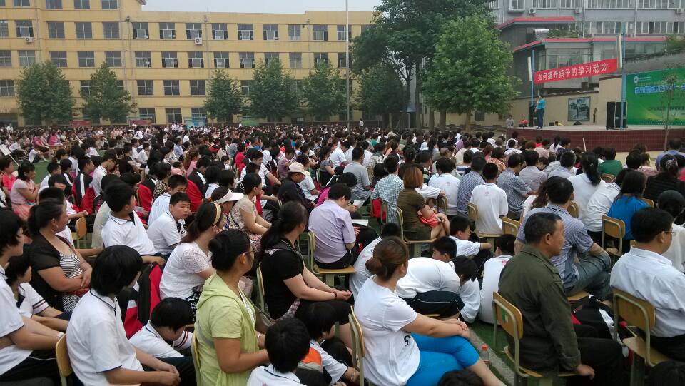 歐陽(yáng)維建老師都能在報告中列舉了大量的案例，還與現場(chǎng)的家長(cháng)和學(xué)生進(jìn)行互動(dòng)。