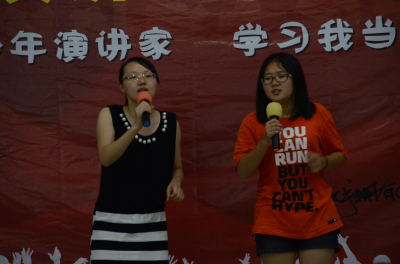 少年演講家學(xué)習動(dòng)力營(yíng)的孩子在在和教官們合唱我相信