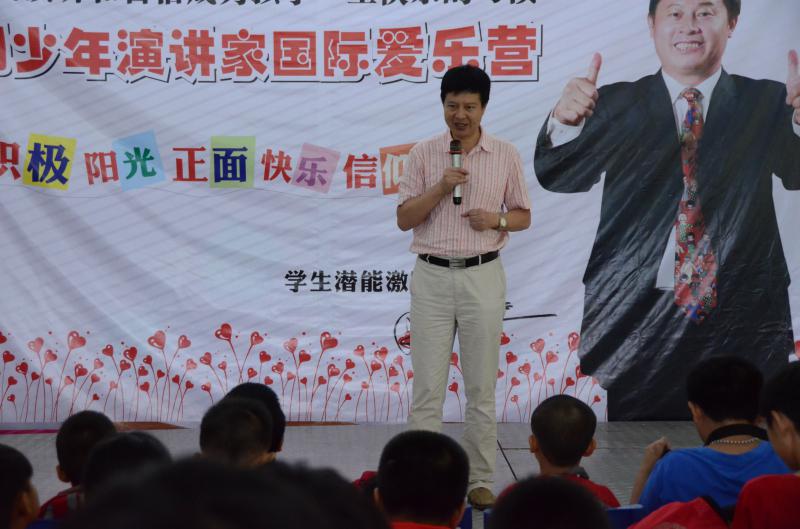 棒棒堂老師傳達了正在父母大學(xué)學(xué)習的偉人父母們對孩子們的愛(ài)和思念