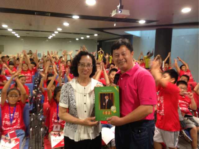 孩子們在助教隊的引領(lǐng)下游歷清華美麗風(fēng)光，覓偉人足跡、學(xué)偉人精神、拓偉人胸懷！