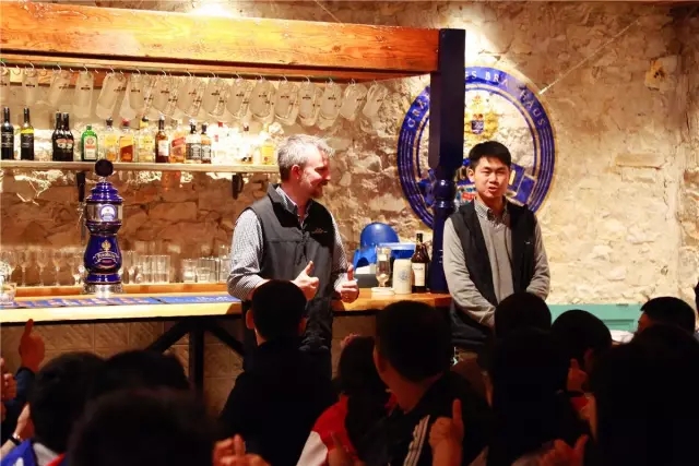 他驚嘆我的自信，我鐘愛(ài)他的柔情