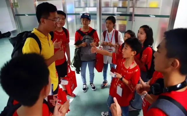 他驚嘆我的自信，我鐘愛(ài)他的柔情